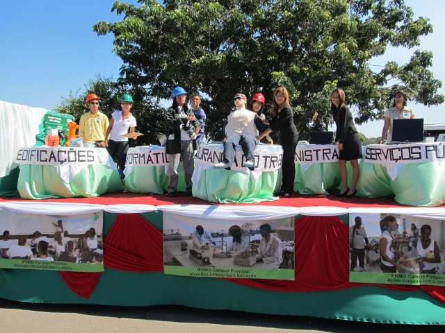 Campus Pirapora abrilhanta desfile temático do centenário de Pirapora